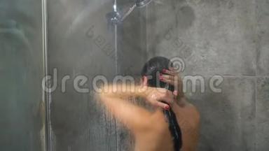 女人在淋浴时洗头<strong>发</strong>、肩膀、手臂和背部。 护<strong>发</strong>、美容和<strong>福利</strong>概念